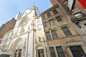 Igreja de St. Mary vende direitos aéreos em Nova York, e a imagem mostra a fachada histórica da Igreja de Santa Maria Virgem em Midtown Manhattan
