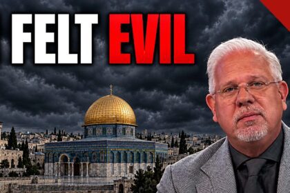 Glenn Beck relata encontro no Monte do Templo em Jerusalém, e a imagem mostra o comentarista Glenn Beck durante a visita ao local sagrado