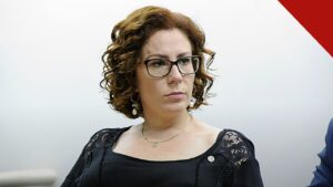 Itália adia decisão sobre extradição de Zambelli para 24 de novembro, e a imagem mostra a ex-deputada Carla Zambelli