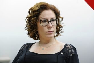 Itália adia decisão sobre extradição de Zambelli para 24 de novembro, e a imagem mostra a ex-deputada Carla Zambelli