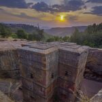 ataques matam 60 cristãos na Etiópia em Oromia, e a imagem mostra a igreja de São Jorge de Lalibela, escavada na rocha, ao entardecer