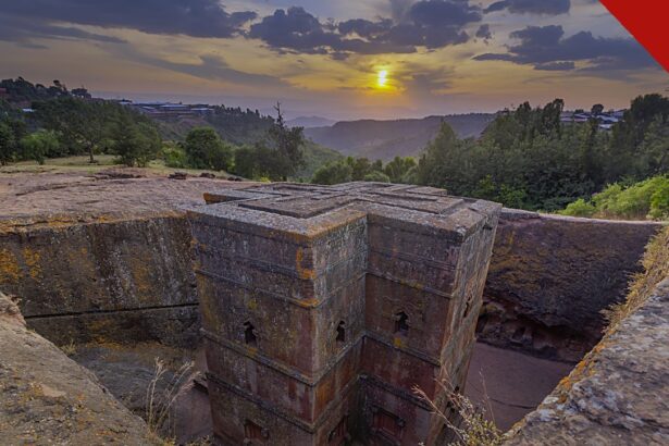 ataques matam 60 cristãos na Etiópia em Oromia, e a imagem mostra a igreja de São Jorge de Lalibela, escavada na rocha, ao entardecer