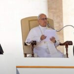 Papa Leão XIV vai se reunir com vítimas de abuso na América Latina, e a imagem mostra o papa sentado durante uma audiência geral no Vaticano
