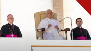 Papa Leão XIV vai se reunir com vítimas de abuso na América Latina, e a imagem mostra o papa sentado durante uma audiência geral no Vaticano