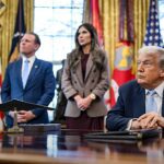 Trump volta a falar sobre fraude na eleição brasileira, e a imagem mostra o presidente Donald Trump sentado à mesa na Casa Branca durante reunião oficial