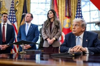 Trump volta a falar sobre fraude na eleição brasileira, e a imagem mostra o presidente Donald Trump sentado à mesa na Casa Branca durante reunião oficial