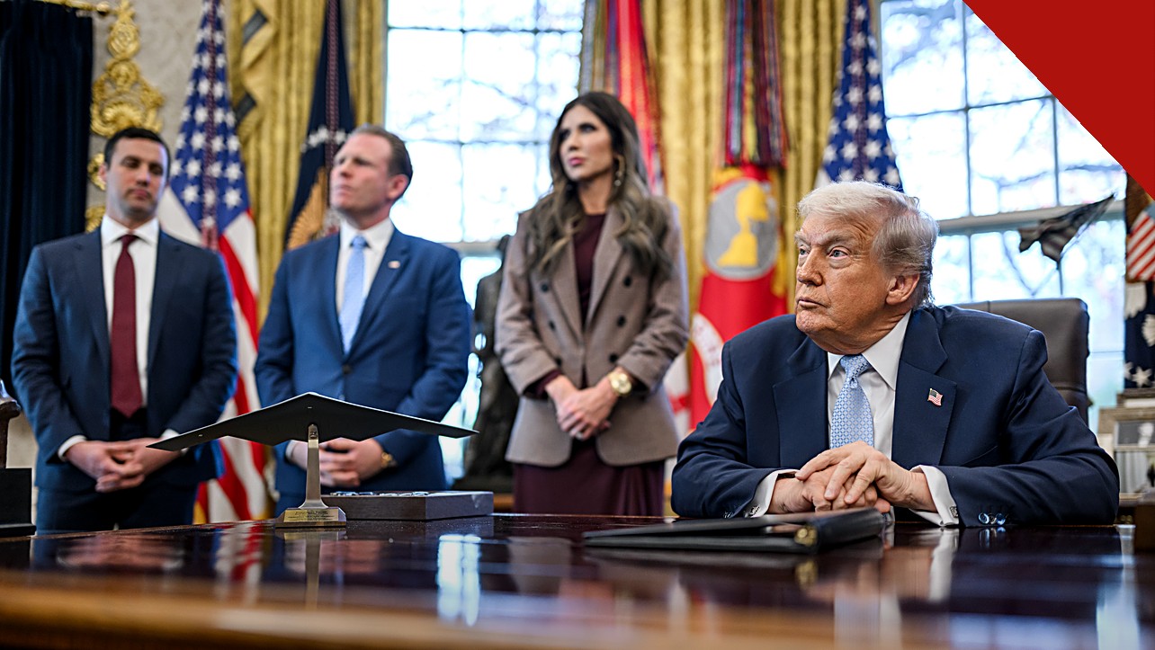 Trump volta a falar sobre fraude na eleição brasileira, e a imagem mostra o presidente Donald Trump sentado à mesa na Casa Branca durante reunião oficial