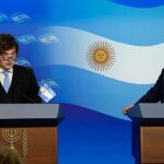 eleição em Israel termina sem vencedor definido, e a imagem mostra Benjamin Netanyahu ao lado do presidente argentino Javier Milei em púlpitos oficiais em 2026