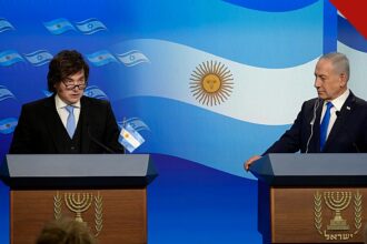 eleição em Israel termina sem vencedor definido, e a imagem mostra Benjamin Netanyahu ao lado do presidente argentino Javier Milei em púlpitos oficiais em 2026