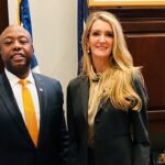 Tim Scott chama democratas de força sombria em campanha, e a imagem mostra o senador Tim Scott ao lado de Kelly Loeffler em gabinete do Congresso