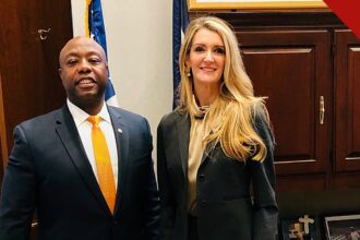 Tim Scott chama democratas de força sombria em campanha, e a imagem mostra o senador Tim Scott ao lado de Kelly Loeffler em gabinete do Congresso