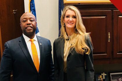 Tim Scott chama democratas de força sombria em campanha, e a imagem mostra o senador Tim Scott ao lado de Kelly Loeffler em gabinete do Congresso