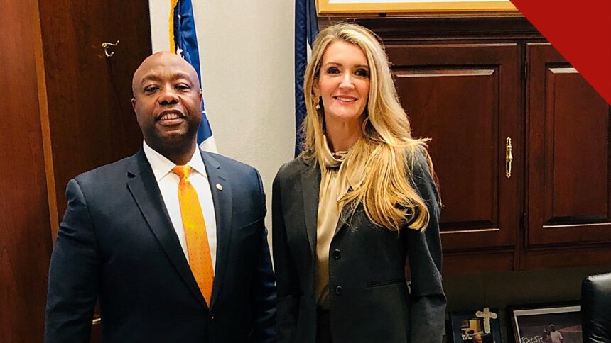 Tim Scott chama democratas de força sombria em campanha, e a imagem mostra o senador Tim Scott ao lado de Kelly Loeffler em gabinete do Congresso
