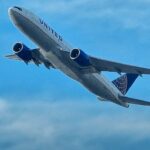 voo para Newark volta após ameaça de sequestro, e a imagem mostra um Boeing 777 da United Airlines no Aeroporto Internacional de Newark