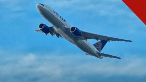 voo para Newark volta após ameaça de sequestro, e a imagem mostra um Boeing 777 da United Airlines no Aeroporto Internacional de Newark