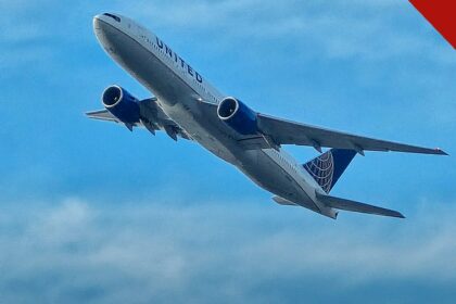 voo para Newark volta após ameaça de sequestro, e a imagem mostra um Boeing 777 da United Airlines no Aeroporto Internacional de Newark