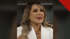 Justiça nega novo habeas corpus de Deolane Bezerra, e a imagem mostra a influenciadora Deolane Bezerra de blazer branco em quadro de vídeo