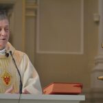 cardeal de Chicago homenageia doador pró-aborto em jantar, e a imagem mostra o cardeal Blase Cupich com vestes litúrgicas falando ao microfone