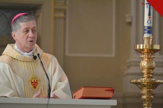 cardeal de Chicago homenageia doador pró-aborto em jantar, e a imagem mostra o cardeal Blase Cupich com vestes litúrgicas falando ao microfone