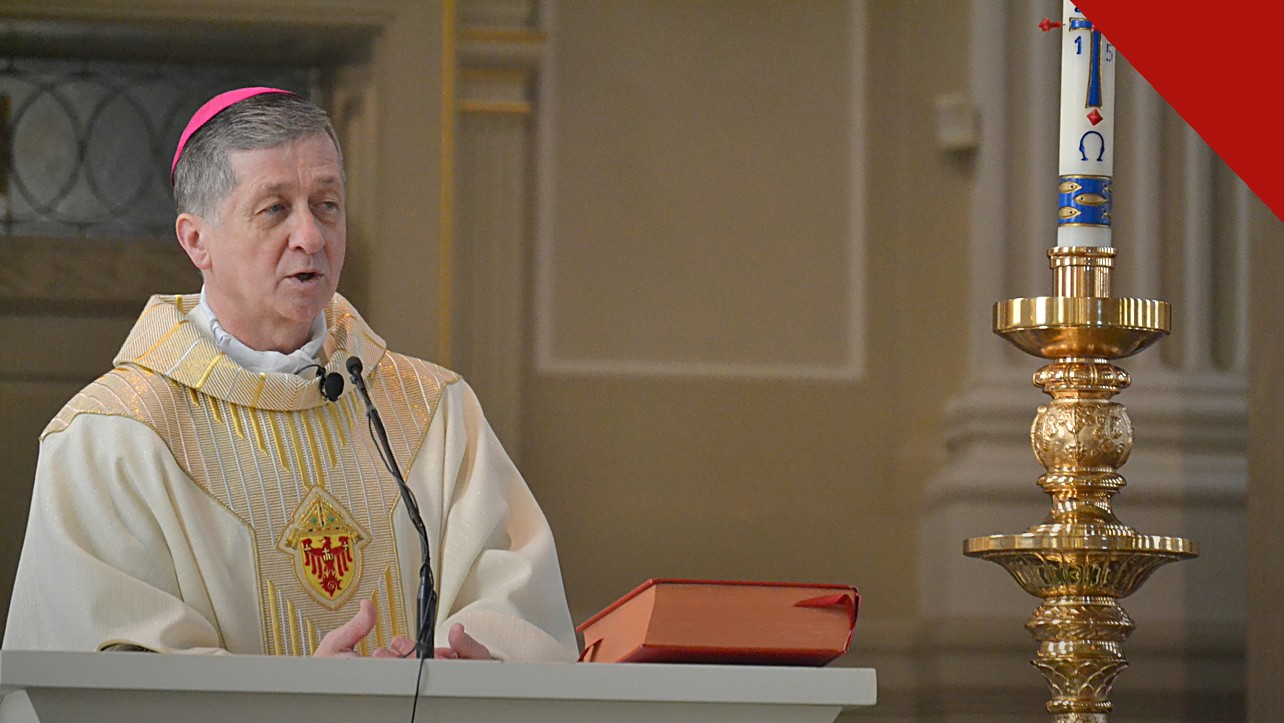 cardeal de Chicago homenageia doador pró-aborto em jantar, e a imagem mostra o cardeal Blase Cupich com vestes litúrgicas falando ao microfone
