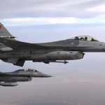 Jordânia bombardeia Estado Islâmico na Síria em retaliação, e a imagem mostra dois caças F-16 da Força Aérea Real da Jordânia em voo