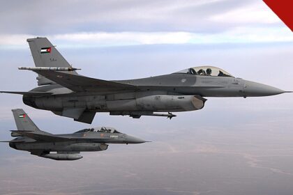 Jordânia bombardeia Estado Islâmico na Síria em retaliação, e a imagem mostra dois caças F-16 da Força Aérea Real da Jordânia em voo