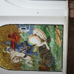 Justiça egípcia mantém prisão de seis jovens cristãos no Egito, e a imagem mostra o interior de uma igreja copta egípcia com mosaico de São Jorge