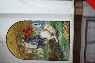 Justiça egípcia mantém prisão de seis jovens cristãos no Egito, e a imagem mostra o interior de uma igreja copta egípcia com mosaico de São Jorge