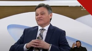 Lincoln Gakiya aceitaria convite de Lula para comandar a Segurança Pública, e a imagem mostra o promotor Lincoln Gakiya em entrevista televisiva
