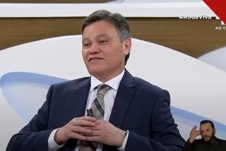 Lincoln Gakiya aceitaria convite de Lula para comandar a Segurança Pública, e a imagem mostra o promotor Lincoln Gakiya em entrevista televisiva