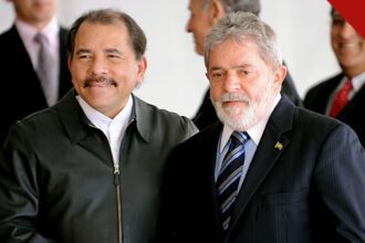 ditador da Nicarágua comemora vitória de Lula em carta oficial, e a imagem mostra Daniel Ortega ao lado de Lula sorrindo em encontro oficial