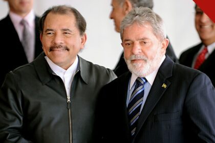 ditador da Nicarágua comemora vitória de Lula em carta oficial, e a imagem mostra Daniel Ortega ao lado de Lula sorrindo em encontro oficial