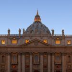 Santa Sé nega permissão a grupo tradicional para rezar na basílica, e a imagem mostra a Basílica de São Pedro, no Vaticano, iluminada ao entardecer