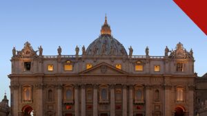 Santa Sé nega permissão a grupo tradicional para rezar na basílica, e a imagem mostra a Basílica de São Pedro, no Vaticano, iluminada ao entardecer
