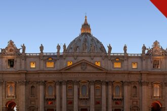 Santa Sé nega permissão a grupo tradicional para rezar na basílica, e a imagem mostra a Basílica de São Pedro, no Vaticano, iluminada ao entardecer