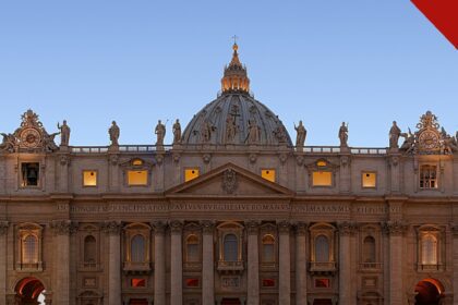 Santa Sé nega permissão a grupo tradicional para rezar na basílica, e a imagem mostra a Basílica de São Pedro, no Vaticano, iluminada ao entardecer