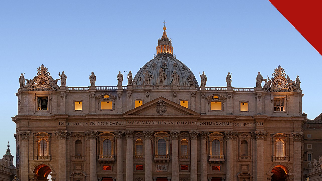 Santa Sé nega permissão a grupo tradicional para rezar na basílica, e a imagem mostra a Basílica de São Pedro, no Vaticano, iluminada ao entardecer