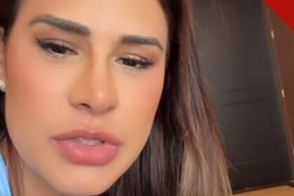 Simone Mendes explica cirurgia por lipedema após perder 30 kg, e a imagem mostra o rosto da cantora Simone Mendes em retrato atual de rede social