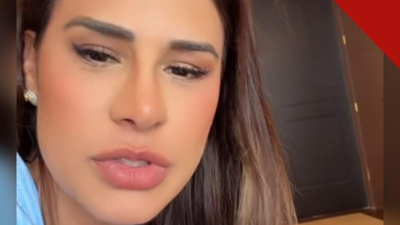 Simone Mendes explica cirurgia por lipedema após perder 30 kg, e a imagem mostra o rosto da cantora Simone Mendes em retrato atual de rede social
