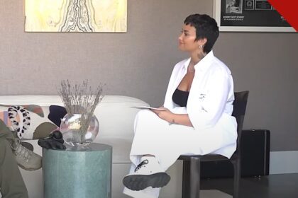 Demi Lovato é hospitalizada após reação alérgica e recebe alta, e a imagem mostra a cantora Demi Lovato sentada de roupa branca em entrevista