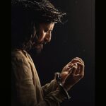bastidores de The Chosen revelam coroa de espinhos usada por Jesus na série, e a imagem mostra Jonathan Roumie como Jesus, de perfil, com a coroa de espinhos e as mãos amarradas