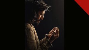 bastidores de The Chosen revelam coroa de espinhos usada por Jesus na série, e a imagem mostra Jonathan Roumie como Jesus, de perfil, com a coroa de espinhos e as mãos amarradas