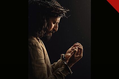 bastidores de The Chosen revelam coroa de espinhos usada por Jesus na série, e a imagem mostra Jonathan Roumie como Jesus, de perfil, com a coroa de espinhos e as mãos amarradas