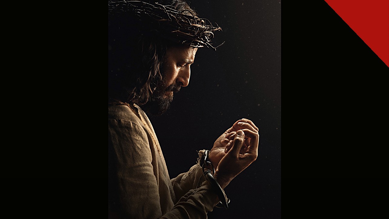 bastidores de The Chosen revelam coroa de espinhos usada por Jesus na série, e a imagem mostra Jonathan Roumie como Jesus, de perfil, com a coroa de espinhos e as mãos amarradas