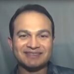 Davi Sacer ironiza reação do mercado após a reeleição de Lula, e a imagem mostra o cantor gospel Davi Sacer sorrindo em retrato de entrevista