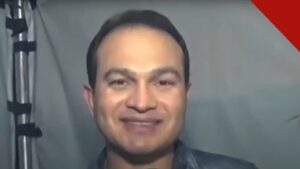 Davi Sacer ironiza reação do mercado após a reeleição de Lula, e a imagem mostra o cantor gospel Davi Sacer sorrindo em retrato de entrevista