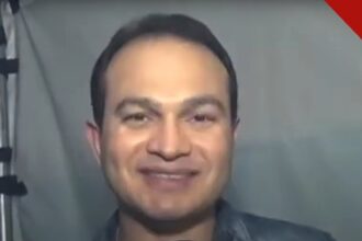 Davi Sacer ironiza reação do mercado após a reeleição de Lula, e a imagem mostra o cantor gospel Davi Sacer sorrindo em retrato de entrevista