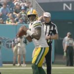 Malik Willis fala da fé em Jesus após a vitória dos Dolphins, e a imagem mostra o quarterback Malik Willis com a bola em jogo da NFL em 2024