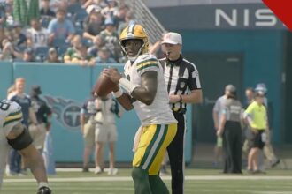 Malik Willis fala da fé em Jesus após a vitória dos Dolphins, e a imagem mostra o quarterback Malik Willis com a bola em jogo da NFL em 2024