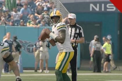 Malik Willis fala da fé em Jesus após a vitória dos Dolphins, e a imagem mostra o quarterback Malik Willis com a bola em jogo da NFL em 2024